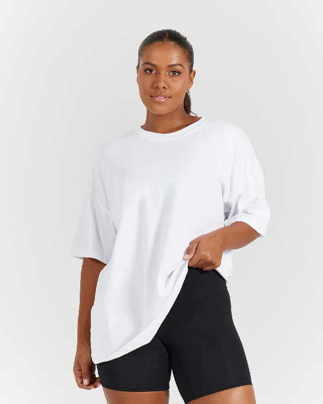 OVERSIZED TEE - WHITE Fashionista Favorites